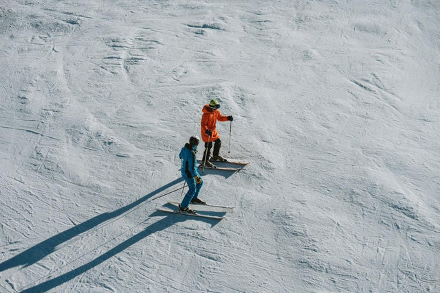 Monitor de esqui a explicar a técnica a um aluno numa pista de Baqueira
