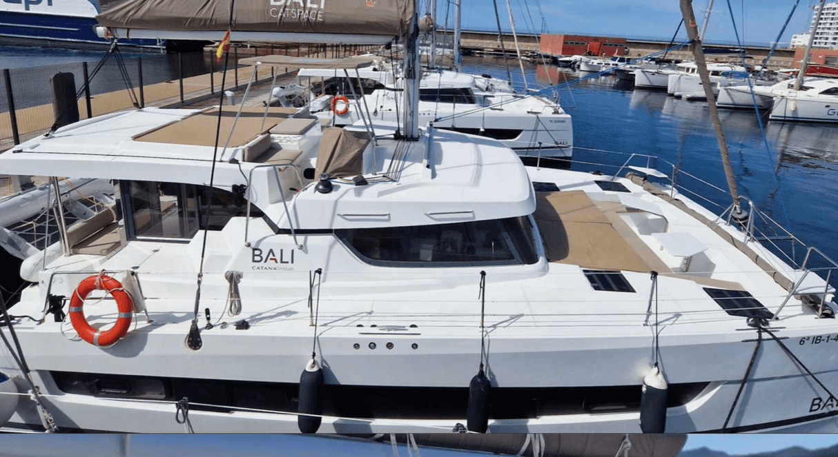 Aluguer de Catamarã Bali Catspace — Ibiza